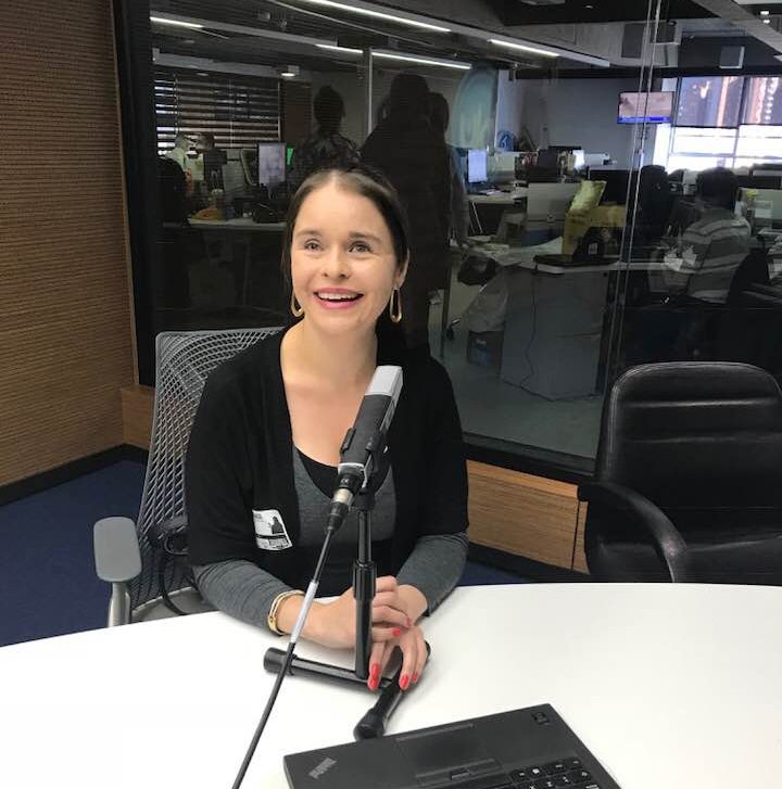 Tatiana Rodríguez en un estudio de grabación de radio.