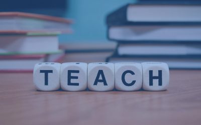 Imagen de una fichas con letras que forman la palabra "teach" sobre una mesa